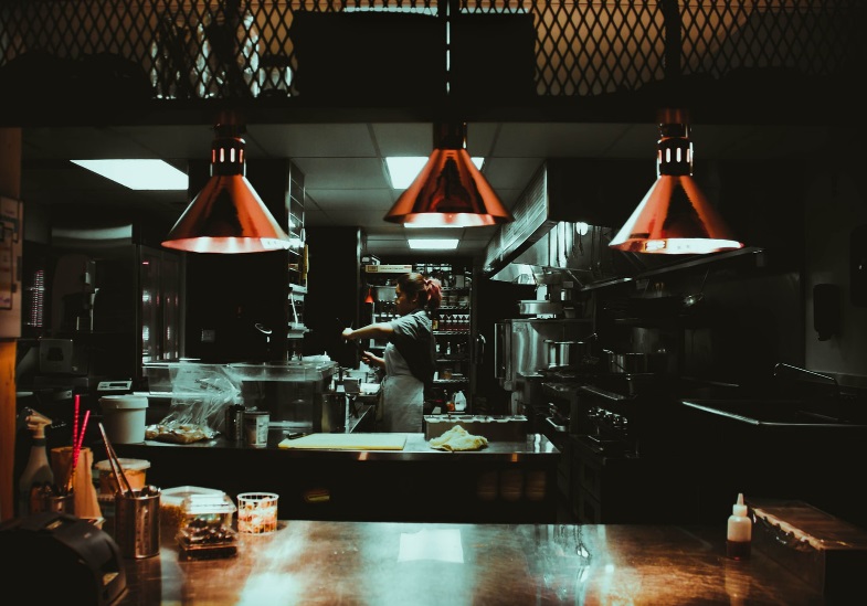 Femme dans une cuisine professionnel